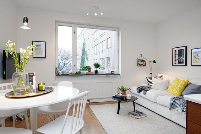  Những yếu tố không thể thiếu trong một ngôi nhà Scandinavia chính là chất liệu gỗ và ánh sáng thiên nhiên. Chính vì vậy dù diện tích rất nhỏ nhưng nhờ cửa sổ lớn và nội thất trắng khiến không gian trở nên rộng thoáng vô cùng. 